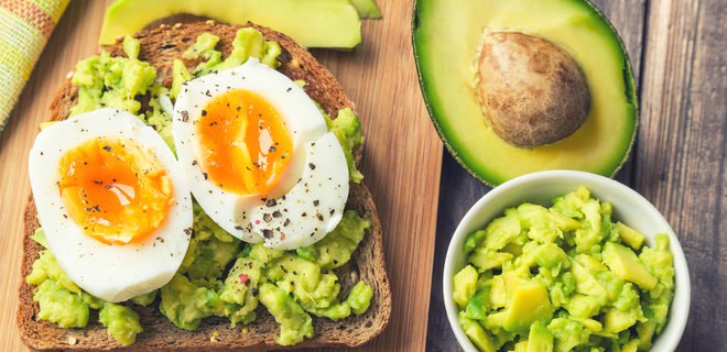 Tosty z awokado to pożywne śniadanie, które zawiera naturalne tłuszcze i mnóstwo witamin🥑